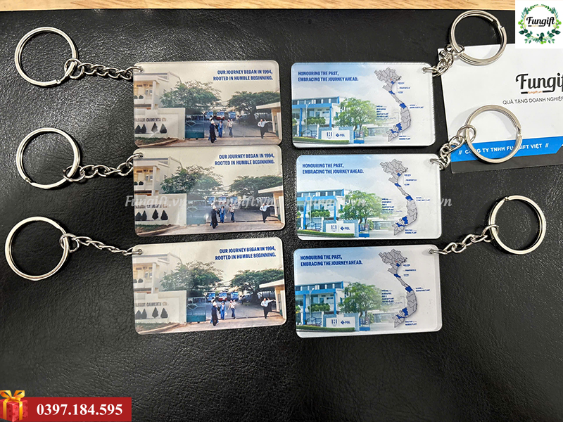 Làm móc khoá mica in logo theo yêu cầu giá xưởng