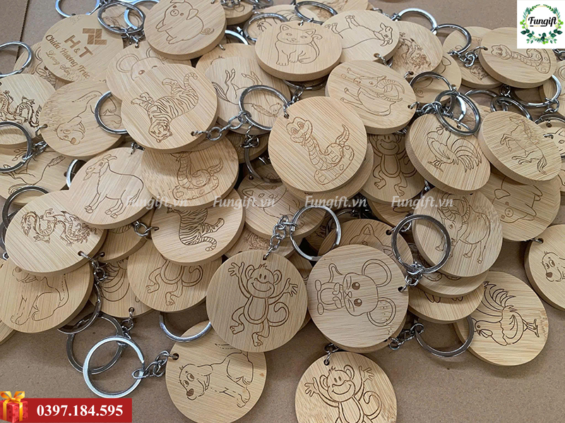 Quà tặng móc khoá gỗ khắc hình theo yêu cầu