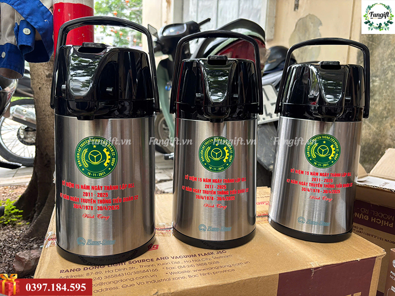 Xưởng cung cấp ấm nước in logo