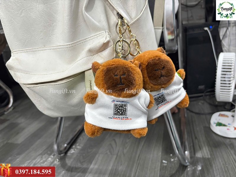 Gấu bông capybara đeo túi rùa kèm móc khoá in logo quà tặng hội thảo