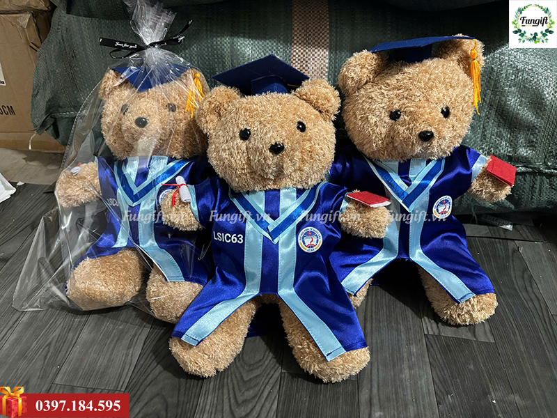 Gấu bông tốt nghiệp mặc áo cử nhân in logo trường đại học NEU