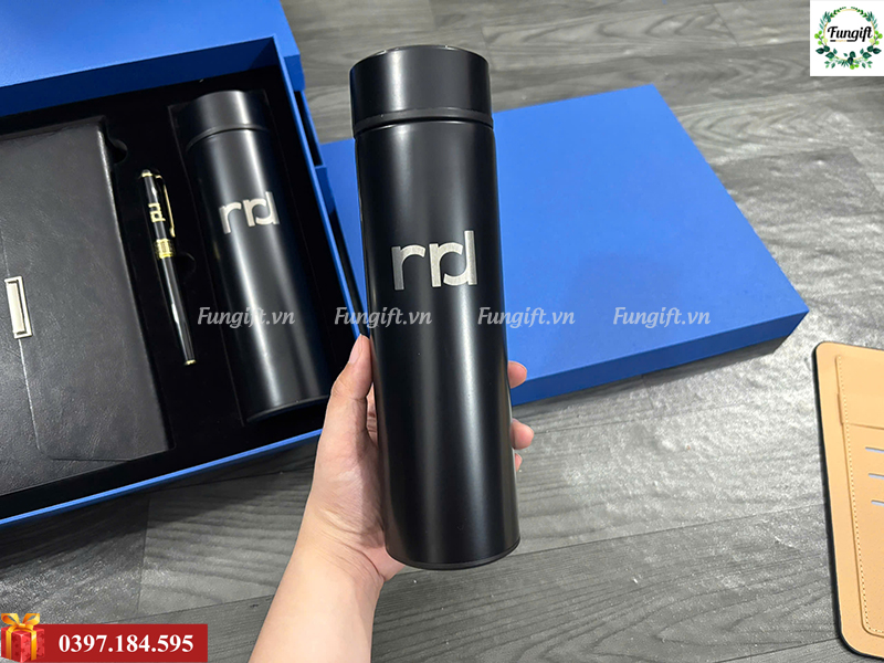 Khắc logo lên set sổ bình bút