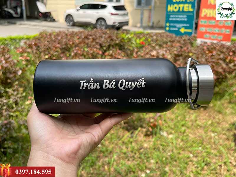 Bình nước khắc tên theo yêu cầu