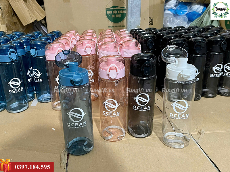 In bình nước nhựa theo yêu cầu làm quà tặng khách hàng
