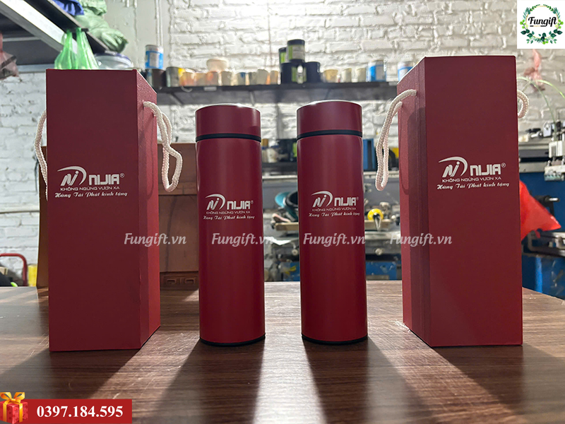 Quà tặng sự kiện bình giữ nhiệt in logo