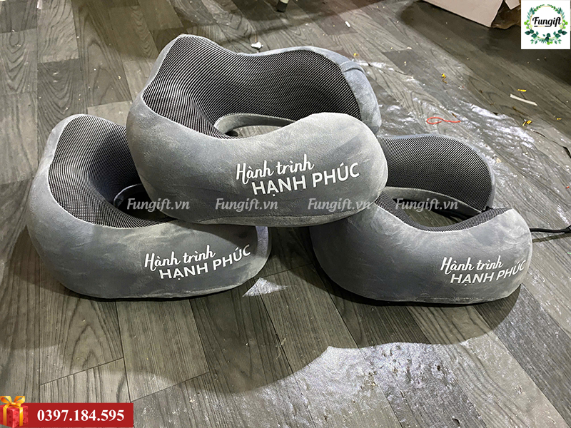 Gối kê cổ chữ U cao su non in logo làm quà tặng khách hàng