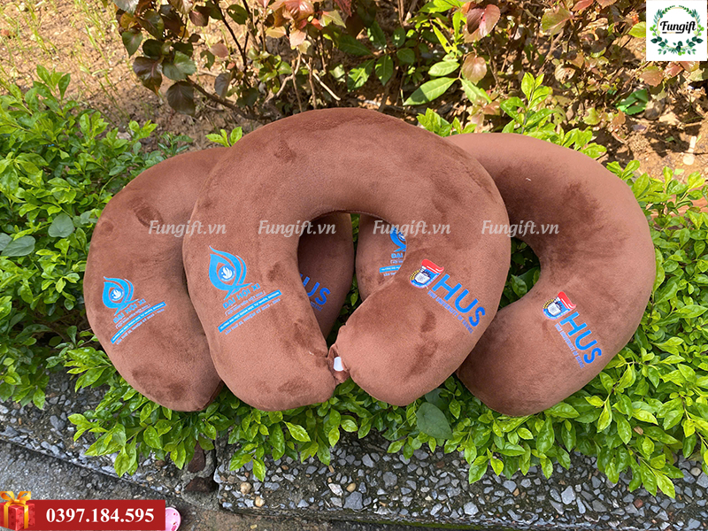 In logo lên gối cổ chữ U làm quà tăng sự kiện doanh nghiệp