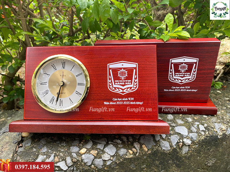 Biểu trưng gỗ có đồng hồ in logo làm quà tặng