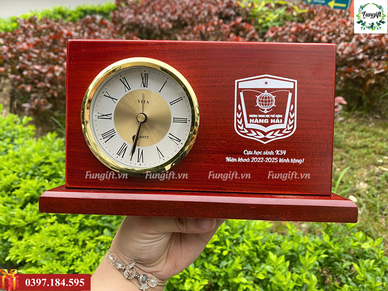 Đồng hồ để bàn in logo quà tặng trường học