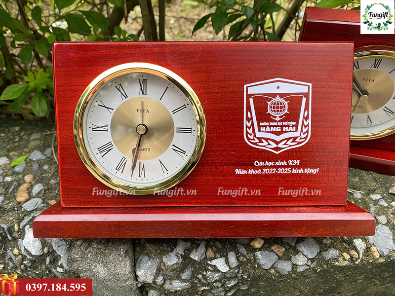 Đồng hồ gỗ để bàn in logo