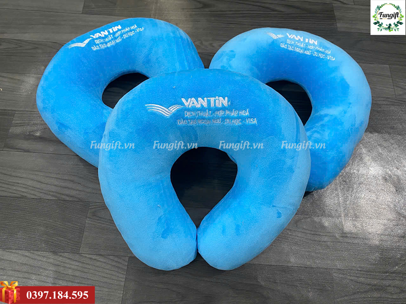 Gối chữ U giá rẻ in thêu logo tại xưởng