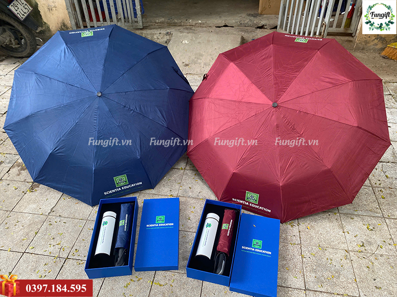 Bộ quà tặng ô kèm bình nước in tên