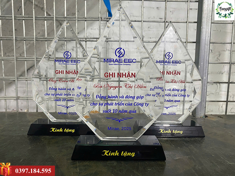 Cúp pha lê in vinh danh nhân viên công ty