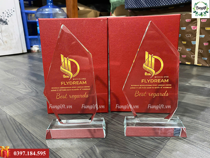 Cúp vinh danh pha lê in làm quà tặng