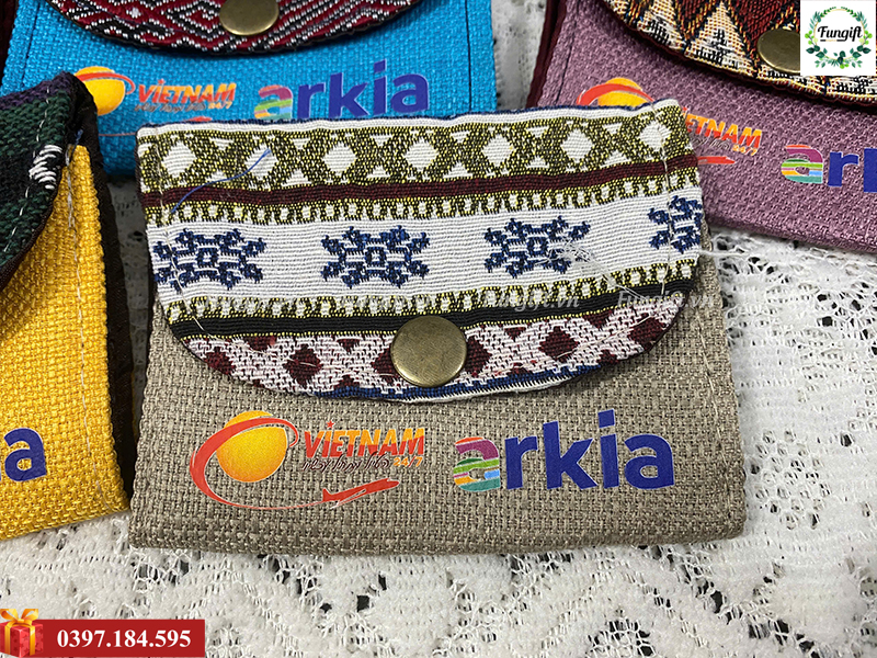 Đặt hàng ví đựng tiền thổ cẩm in tên