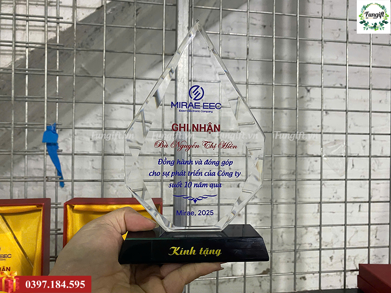 Đặt in cúp pha lê số lượng lớn