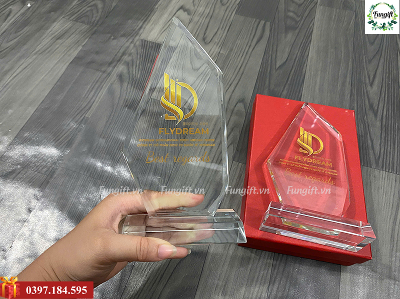 Đặt in cúp pha lê tại Hà Nội