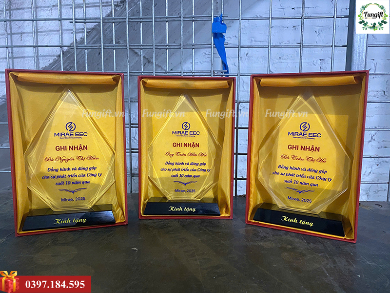 Dịch vụ in ấn logo lên cúp pha lê