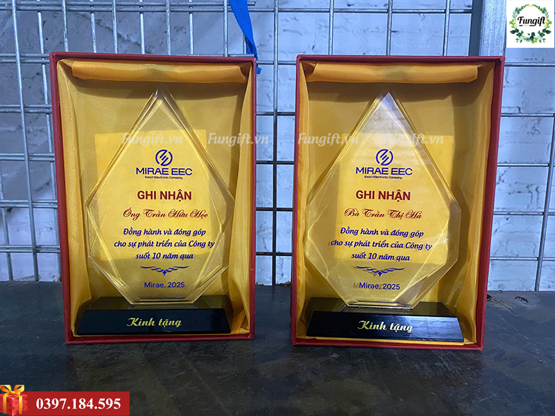 In cúp theo yêu cầu giá rẻ