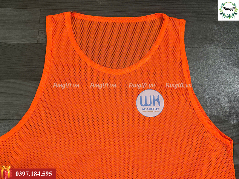 Mẫu áo lưới bib in logo cho đội nhóm