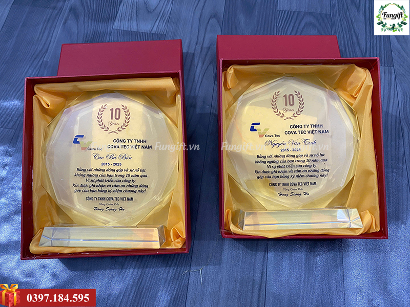 Mẫu cúp pha lê in ấn làm quà tặng
