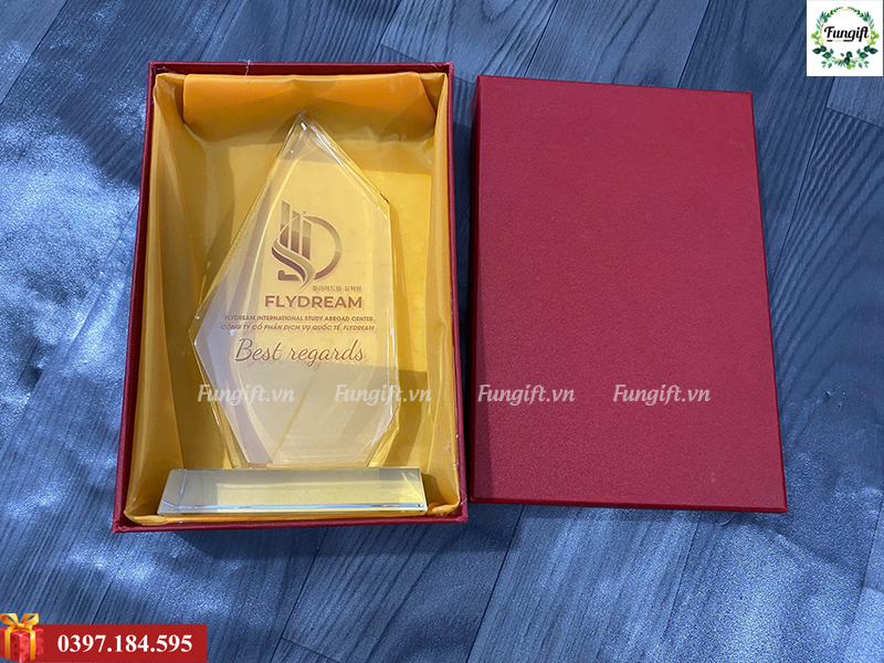 Quà lưu niệm cúp pha lê giải thưởng