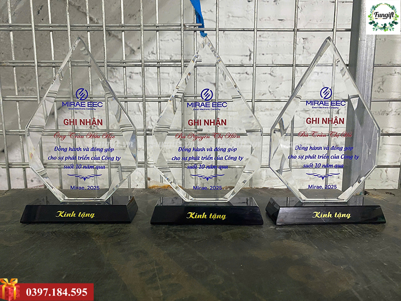 Quà tặng cúp lưu niệm in tên cá nhân