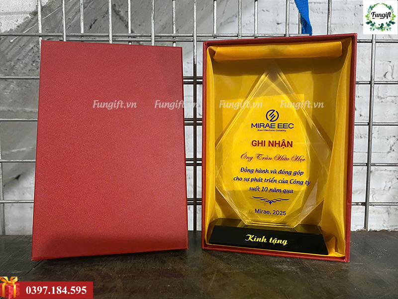 Xưởng in cúp pha lê tại Hà Nội