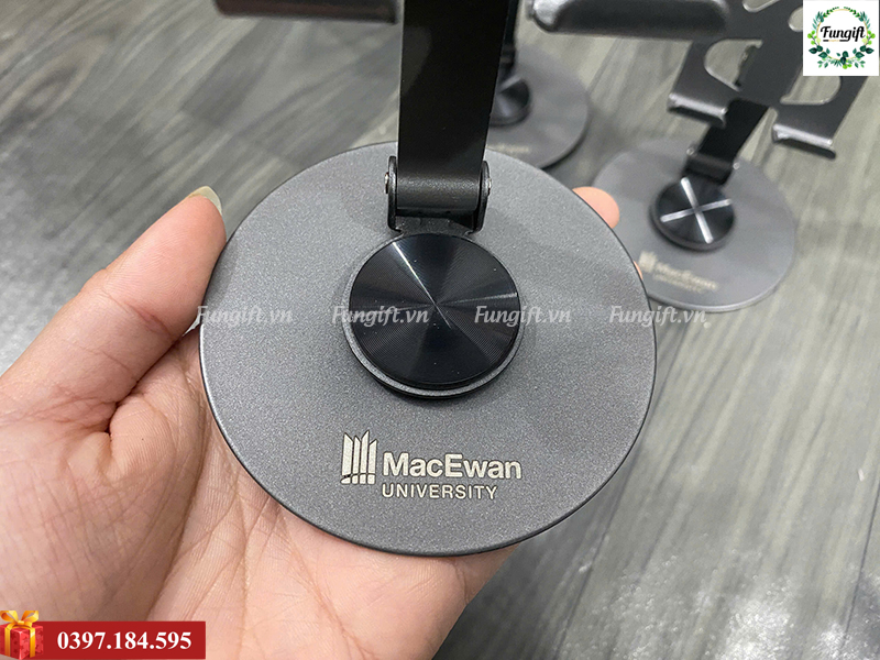 Xưởng khắc giá đỡ điện thoại inox