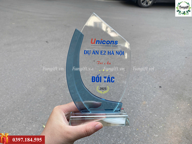 Biểu trưng lưu niệm pha lê quà tặng in logo theo yêu cầu