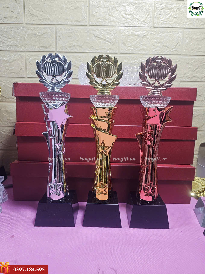 Cúp kim loại trao giải