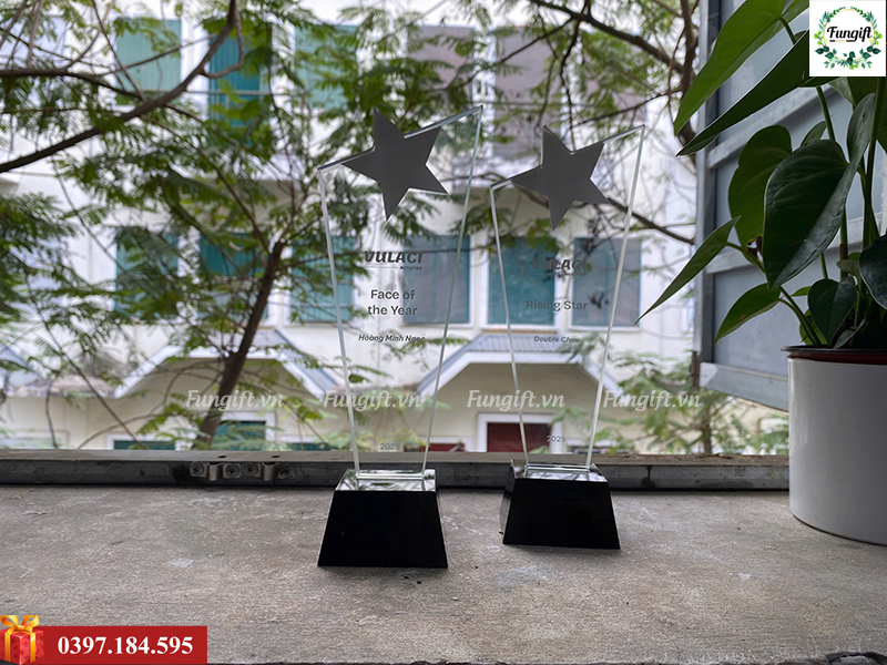 Cúp pha lê găn ngôi sao