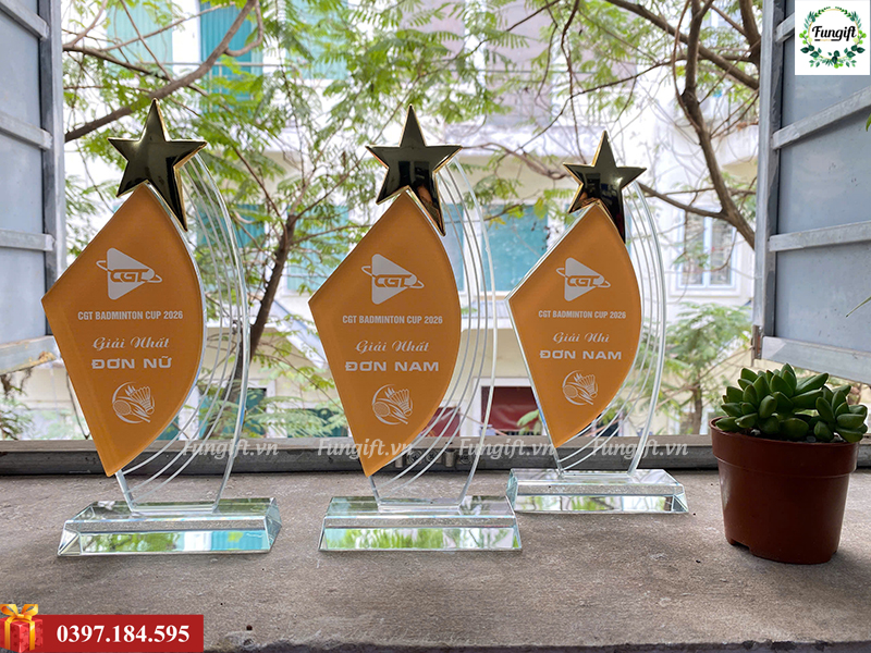 Cúp pha lê theo yêu cầu