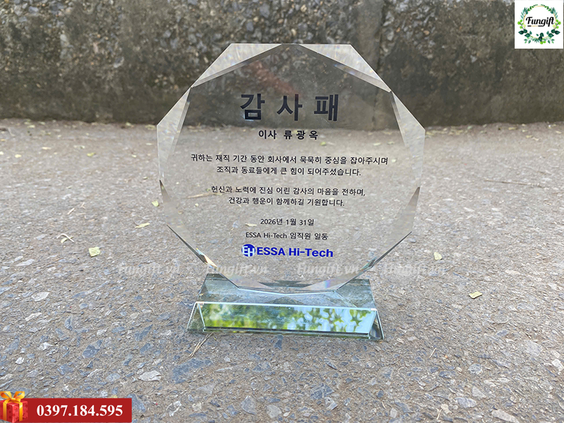 Làm cúp pha lê theo yêu cầu