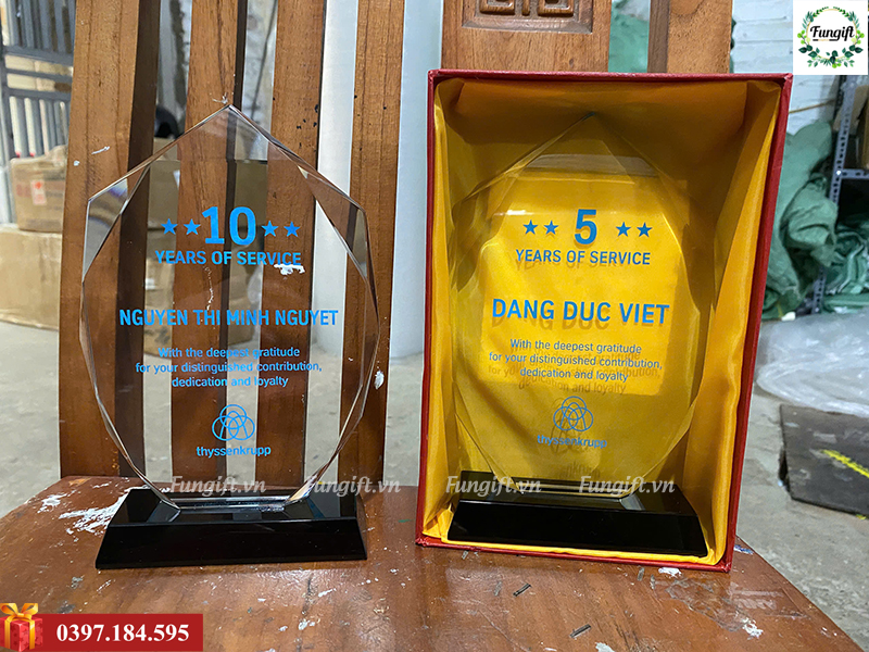 Xưởng in biểu trưng, cúp pha lê theo yêu cầu