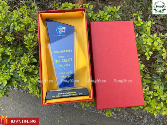 Xưởng sản xuất kỷ niệm chương pha lê theo yêu cầu