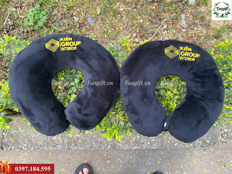 Gối chữ U nhồi bông thêu logo công ty