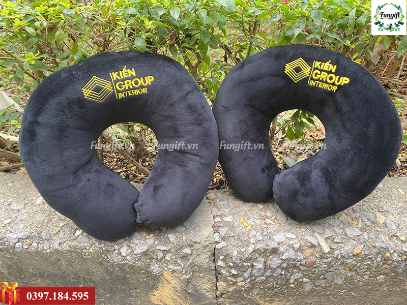 Quà tặng gối U thêu logo công ty