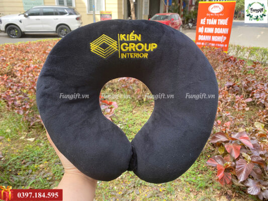 Thêu gối chữ U theo yêu cầu