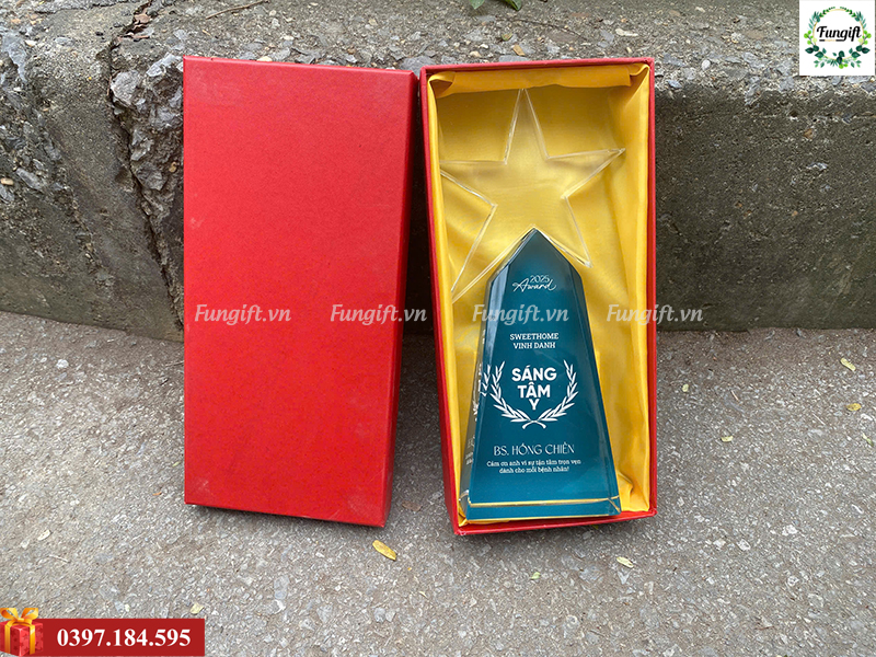 Đặt in cúp pha lê số lượng ít