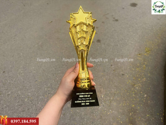 Đặt in cúp vinh danh theo yêu cầu
