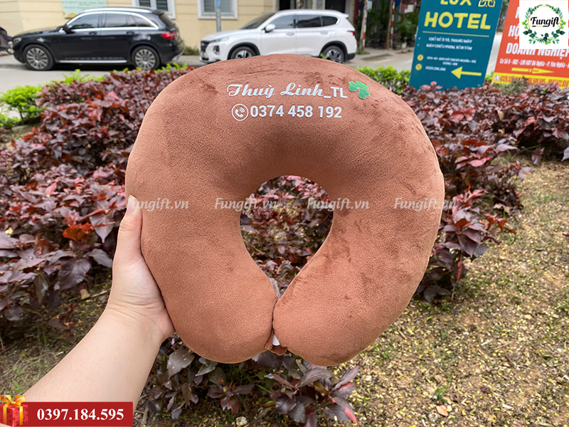 Gối kê cổ chữ U in logo làm quà tặng khách hàng