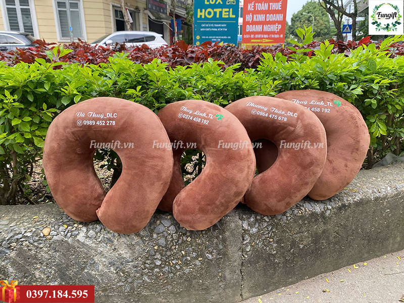 Gối kê cổ chữ U in tên