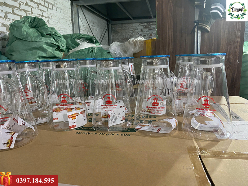 In logo công ty lên bình thuỷ tinh