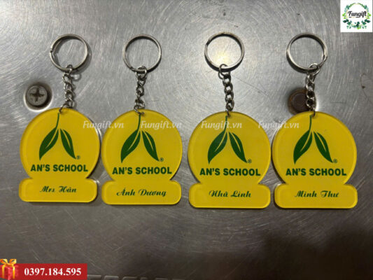 Đặt hàng móc khóa mica số lượng lớn