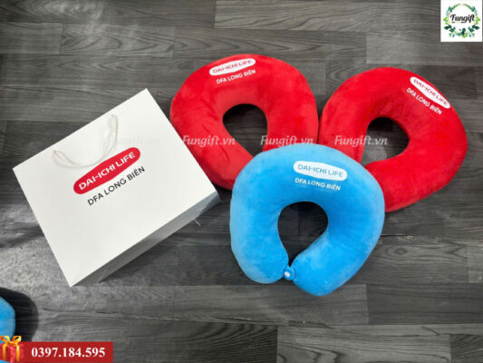 Đặt in gối U kèm túi làm quà tặng