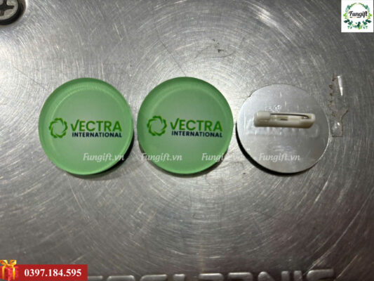 In huy hiệu cài áo số lượng lớn