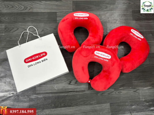 Quà tặng gối U kê cổ kèm túi in logo