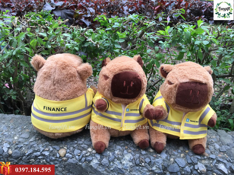 Sản xuất capybara nhồi bông mặc đồ bảo hộ in logo