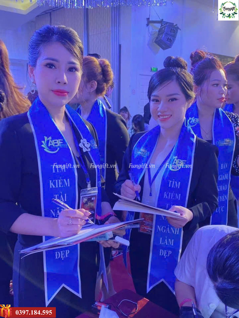 Băng đeo chéo khai trương